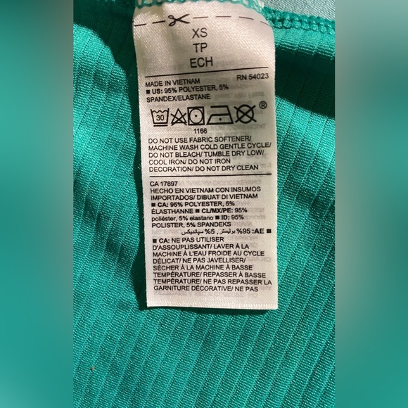 Woman’s Loose-Fitting Open-Back Sporty Tank Top - Picture 4 of 6